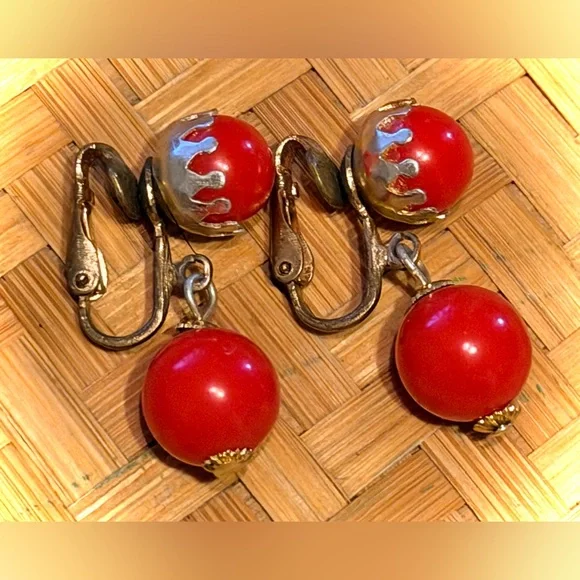 Elegant Vintage Red Clip-On Earrings - Picture 4 of 7